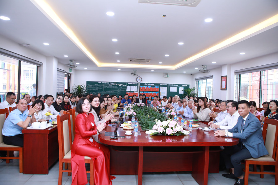 Buổi gặp mặt diễn ra trong không khí thân tình, cởi mở. 6.jpg