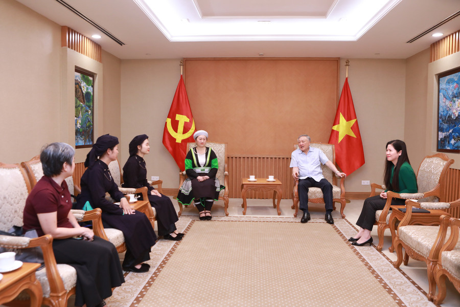 Phó Thủ tướng Thường trực Nguyễn Hòa Bình ân cần hỏi han tình hình dạy và học của cô trò Trường Mầm non Thạch Lâm. 1.jpg