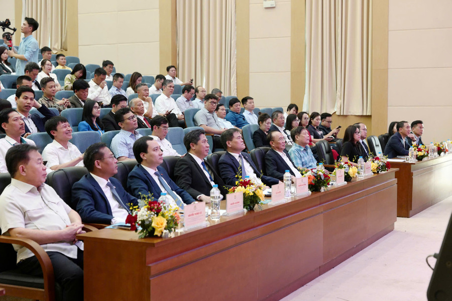 Các chuyên gia, nhà khoa học cùng đông đảo khách mời tham dự diễn đàn. tai-chinh-2.jpg