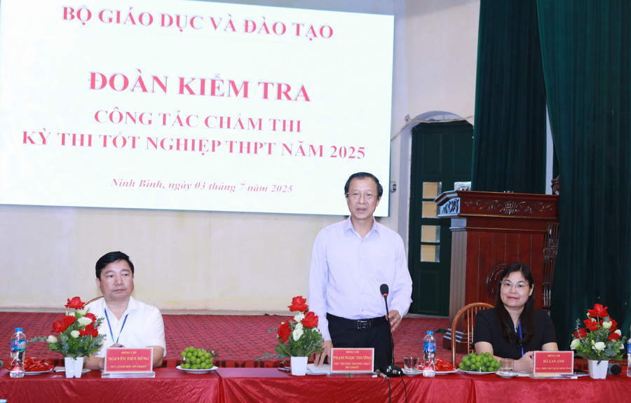 Thứ trưởng Phạm Ngọc Thưởng làm việc với lãnh đạo Ban chỉ đạo thi tỉnh Ninh Bình. Ảnh: Đình Tuệ. 10.jpg