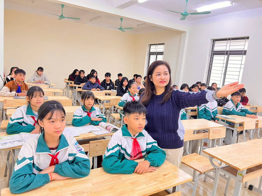 Cô và trò Trường Tiểu học và THCS Kim Bôi (xã Kim Bôi, Phú Thọ). Ảnh: NTCC.