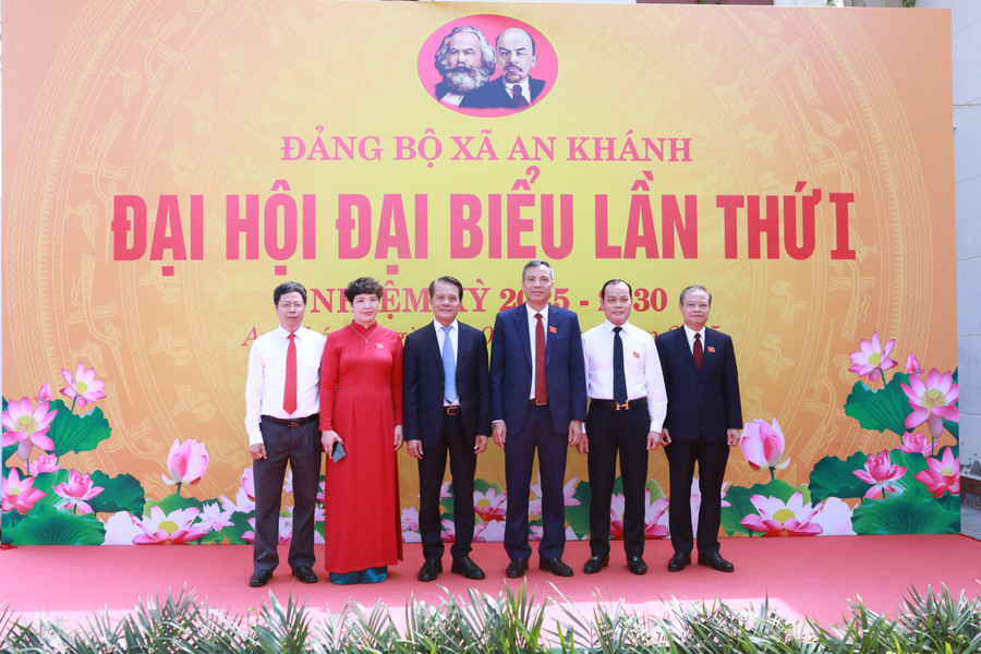 Lãnh đạo xã An Khánh chụp ảnh cùng lãnh đạo thành phố nhân dịp 2MM88.com trò chơi casino và slot Đảng bộ xã nhiệm kỳ 2025-2030. Ảnh: Đình Tuệ. 10.jpg