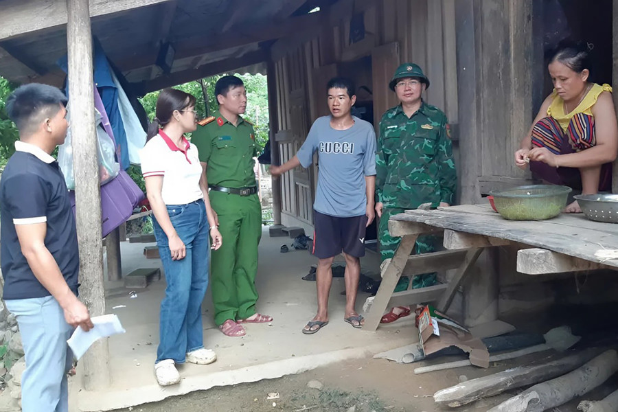 Lực lượng chức năng vận động người dân đến nơi tránh trú bão. (Ảnh: CSCC)