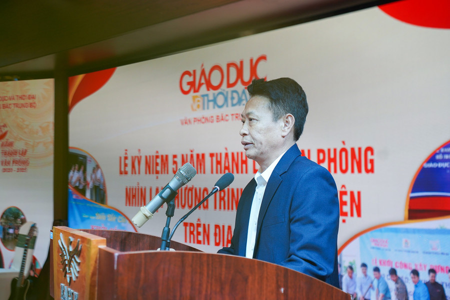 Ông Trần Trọng Tú – Hiệu trưởng Trường Tiểu học Thạch Liên (Hà Tĩnh) chia sẻ tại buổi lễ. h-t06687.jpg