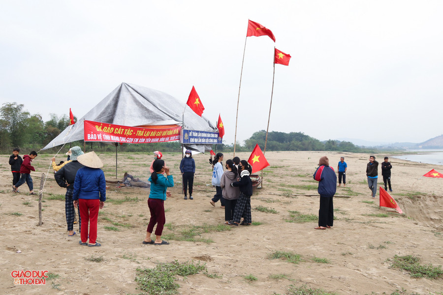 Người dân thôn Tiên Quánh, xã Đồng Văn dựng lều, căng băng rôn, phản đối hoạt động khai thác cát. cat10.jpg