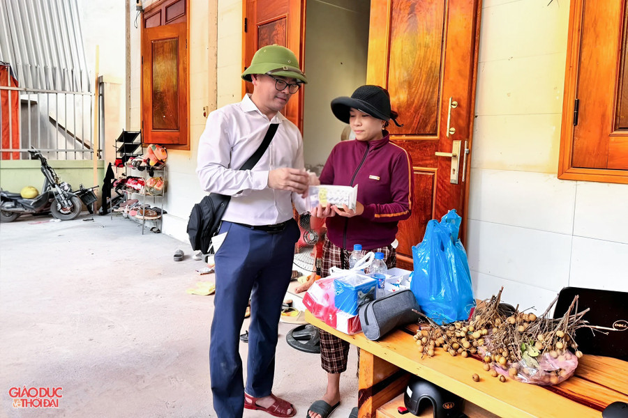 Nhiều phần quà đến với người dân, Trung Tâm Đăng Nhập MM88 Chính Thức Mới bị ảnh hưởng bởi mưa lũ. (Ảnh: Phạm Tâm) thayvinh2.jpg
