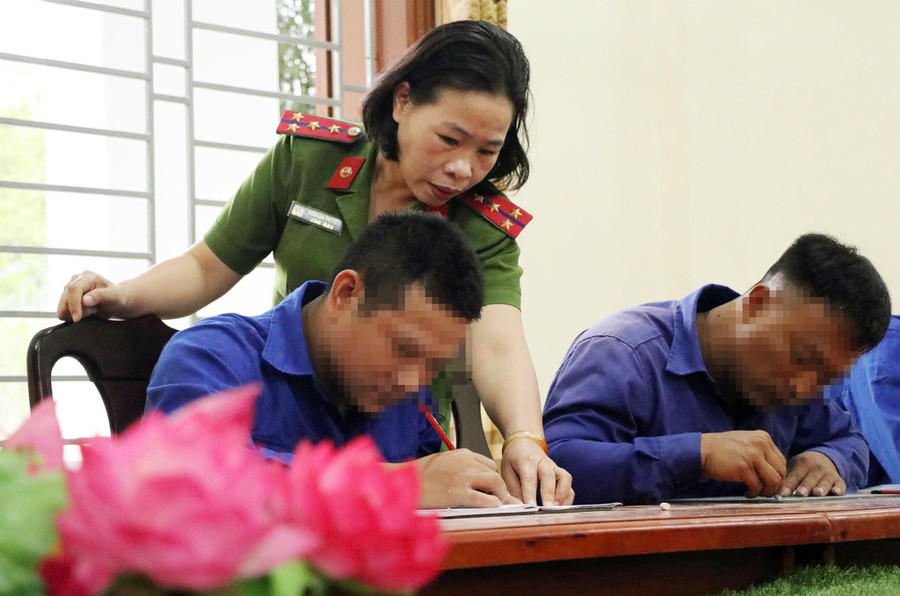 Ngoài cán bộ Giáo dục - Dạy nghề đáp ứng điều kiện về nghiệp vụ sư phạm, đơn vị bố trí cán bộ, chiến sĩ hỗ trợ các lớp xóa mù chữ. xoa-mu-chu-4.jpg