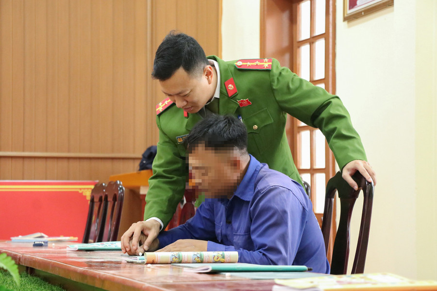 Cán bộ Cơ sở Cai nghiện ma túy số 1 (thuộc Phòng Cảnh sát điều tra tội phạm về ma túy, 88MM88 kèo WC hôm nay tỉnh Nghệ An) hướng dẫn học viên viết chữ.