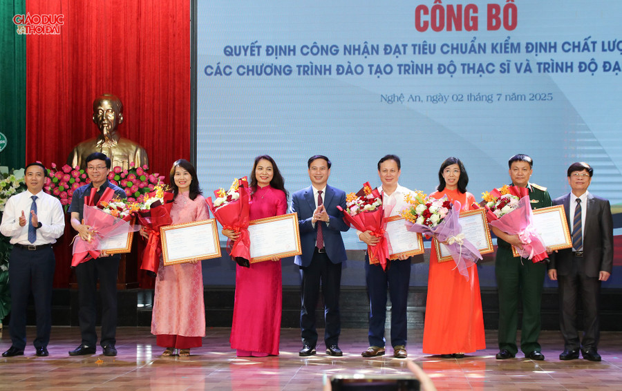 Trung tâm Kiểm định chất lượng giáo dục Thăng Long trao Quyết định công nhận 1 CTĐT trình độ MM888 bảo mật tuyệt đối và 5 CTĐT trình độ Thạc sĩ. (Ảnh: Phạm Tâm) dhv6.jpg
