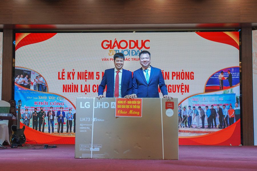 Đảng ủy - Ban biên tập Báo Giáo dục và Thời đại trao quà chúc mừng Văn phòng Bắc Trung Bộ h-t06677.jpg