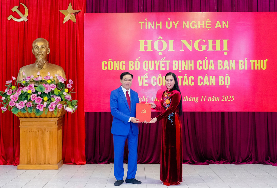 Ông Võ Trọng Hải nhận quyết định của Ban Bí thư. (Ảnh: Phạm Bằng)
