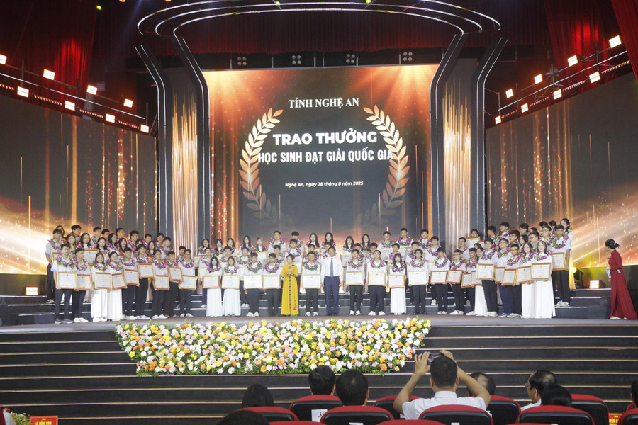Trao thưởng cho các em đạt thành tích cao tại MM88 đăng nhập MM886 slot game, bắn cá, lô đề, đá gà giỏi quốc gia. edef2a8de9d4628a3bc5.jpg