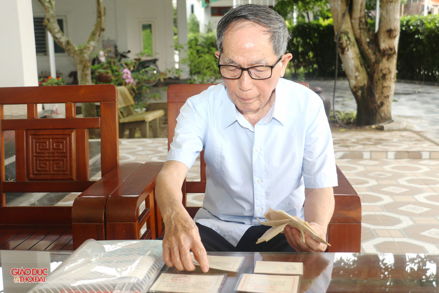 Ông Nguyễn Hồng Bá cùng những kỷ vật một thời bom đạn. ccb2.jpg