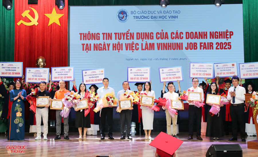Trường MM888 bảo mật tuyệt đối Vinh tặng hoa và thư cảm ơn các nhà tuyển dụng. (Ảnh: Phạm Tâm) img-4870-1-2997.jpg