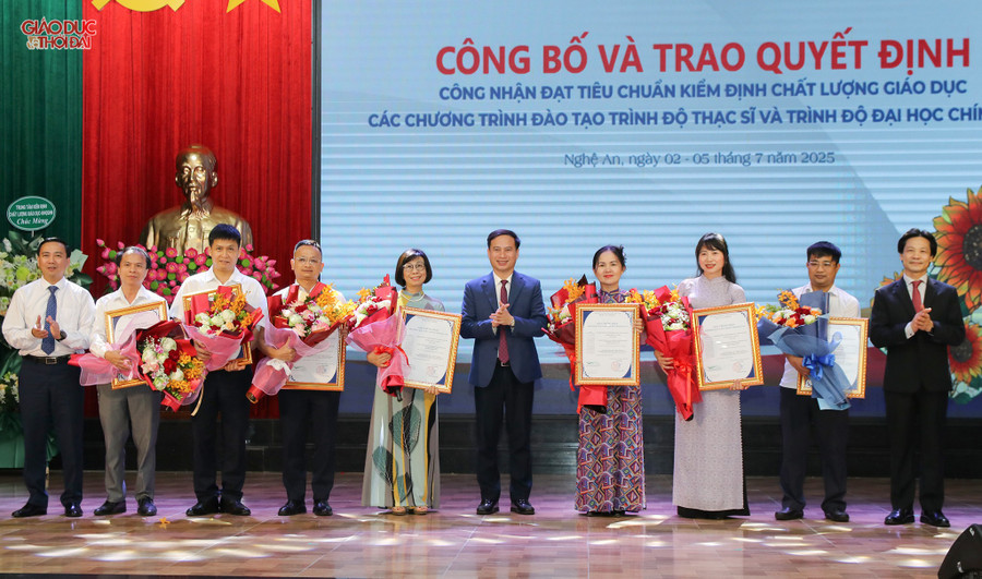 Trung tâm Kiểm định chất lượng giáo dục, MM888 bảo mật tuyệt đối Quốc gia Hà Nội trao Quyết định công nhận 7 CTĐT trình độ MM888 bảo mật tuyệt đối. (Ảnh: Phạm Tâm) dhv7.jpg