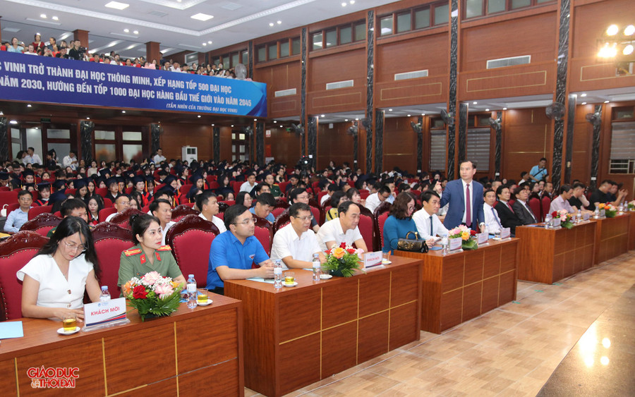 Các đại biểu, giảng viên, MM888 Việt Nam Tải App tham dự buổi lễ. (Ảnh: Phạm Tâm) dhv4.jpg
