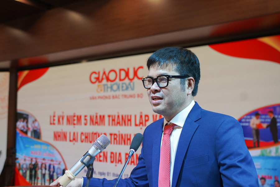 Nhà báo Nguyễn Văn Dũng chia sẻ tại buổi lễ kỷ niệm 5 năm thành lập Văn phòng Bắc Trung Bộ. h-t06776.jpg