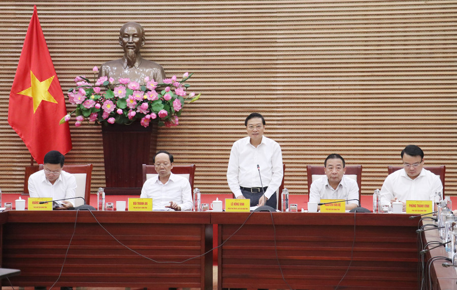 Chủ tịch UBND tỉnh Lê Hồng Vinh kết luận cuộc họp. (Ảnh: Cổng TTĐT tỉnh Nghệ An) 18-chu-tich-802968.jpg
