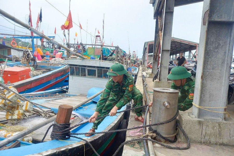 Bộ đội Biên phòng giúp dân chằng chống, neo đậu tàu thuyền. (Ảnh: Lê Thạch) 519646673-3933203930157677-401028162609865350-n-3618.jpg
