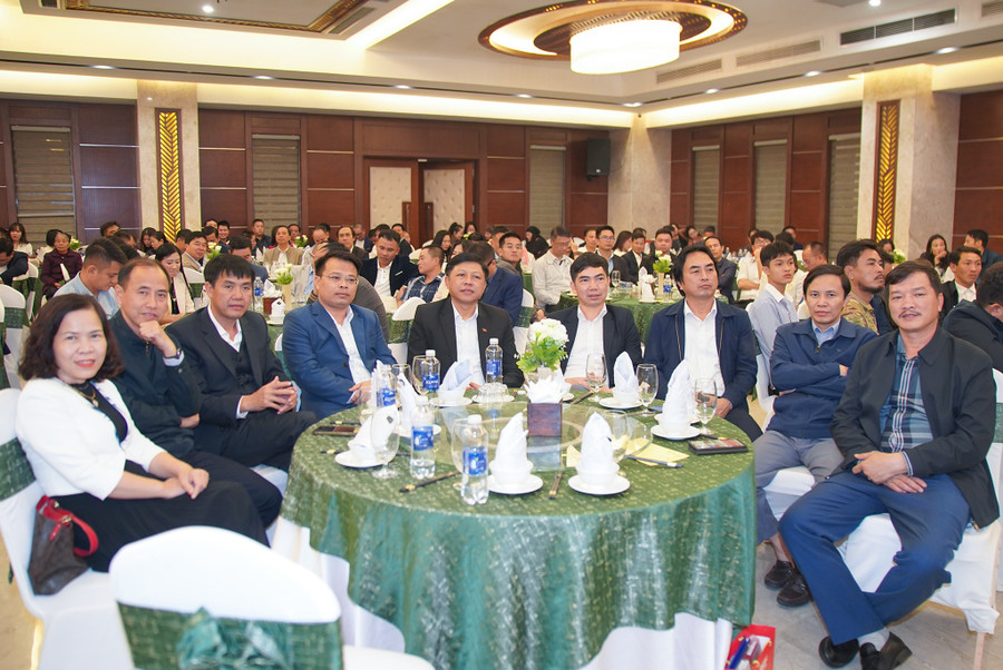 Các đại biểu tham dự buổi lễ. h-t06696.jpg