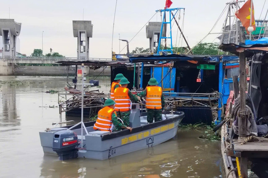 Đồn Biên phòng Diễn Thành triển khai 3 tổ công tác giúp dân chống bão. (Ảnh: Lê Thạch) 519423572-3353154208155741-1653155031332663312-n-9975.jpg