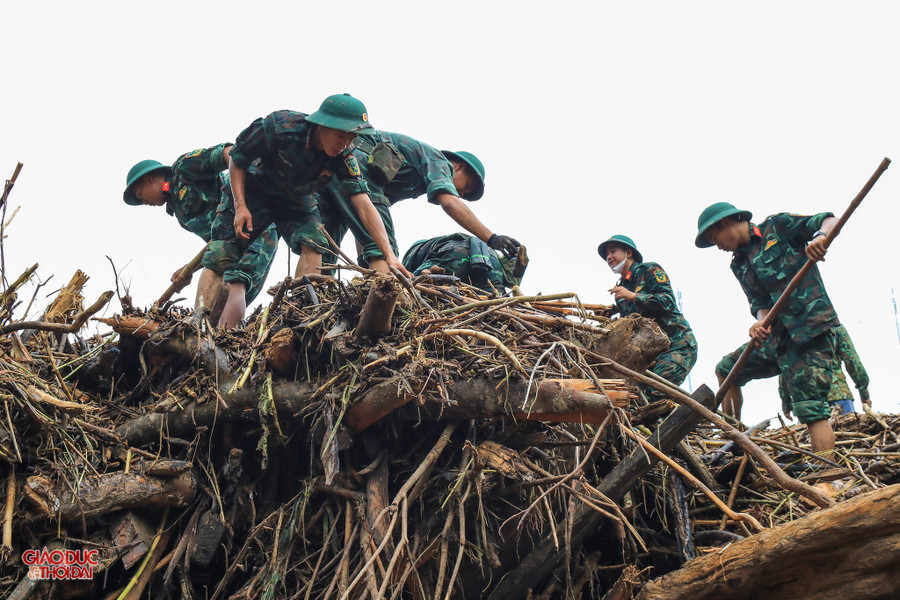 Bộ đội giúp người dân khắc phục hậu quả mưa lũ. (Ảnh: Phạm Tâm) img-6141-copy.jpg