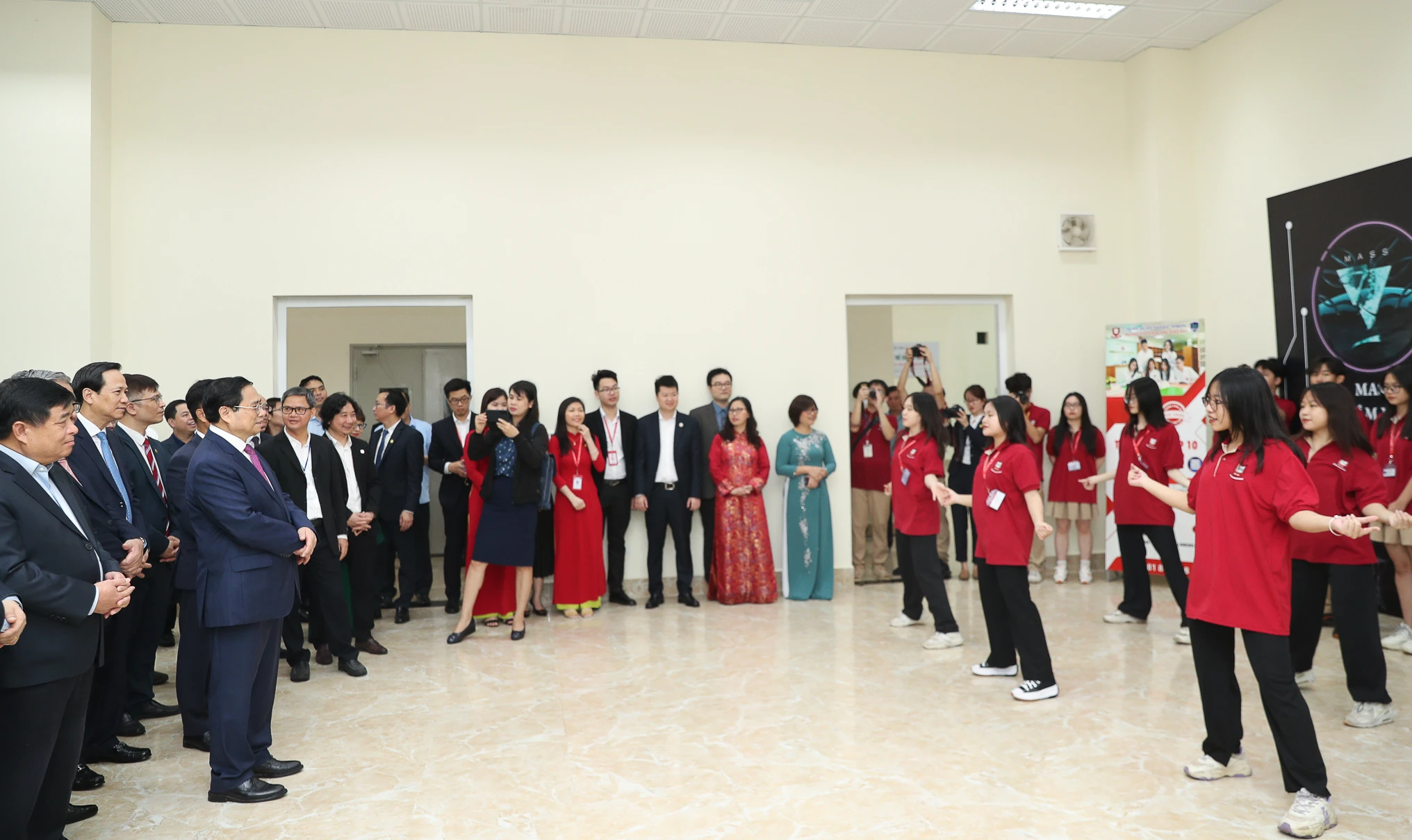 Thủ tướng thăm khu trải nghiệm nghệ thuật, sáng tạo của các bạn MM888 Việt Nam Tải App. Thủ tướng thăm khu trải nghiệm nghệ thuật, sáng tạo của các bạn MM888 Việt Nam Tải App.