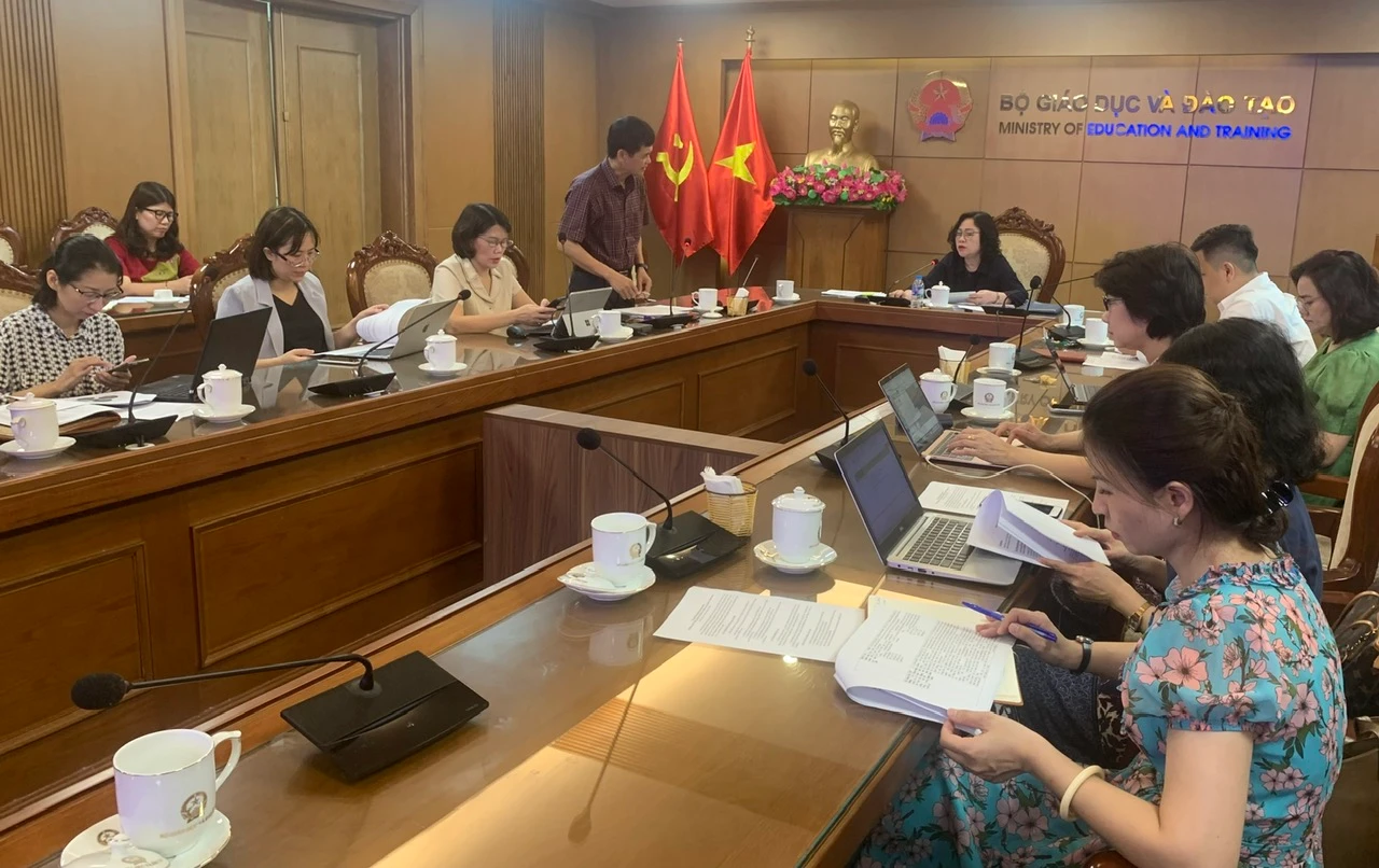 Các đại biểu thảo luận tại cuộc họp lấy ý kiến.