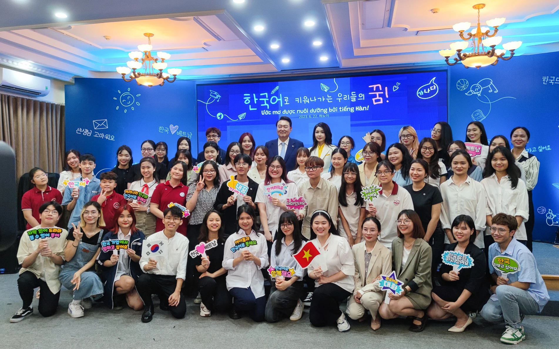Tổng thống Hàn Quốc Yoon Suk Yeol chụp ảnh lưu niệm cùng MM888 Việt Nam Tải App ĐHQGHN Tổng thống Hàn Quốc Yoon Suk Yeol chụp ảnh lưu niệm cùng MM888 Việt Nam Tải App ĐHQGHN