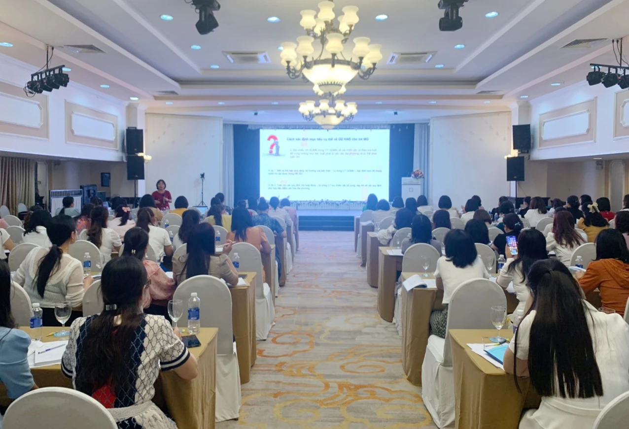 Tập huấn diễn ra trong 2 ngày 20-21/7, trao đổi nhiều vấn đề về nội dung, phương pháp... giáo dục kỹ năng sống cho trẻ.