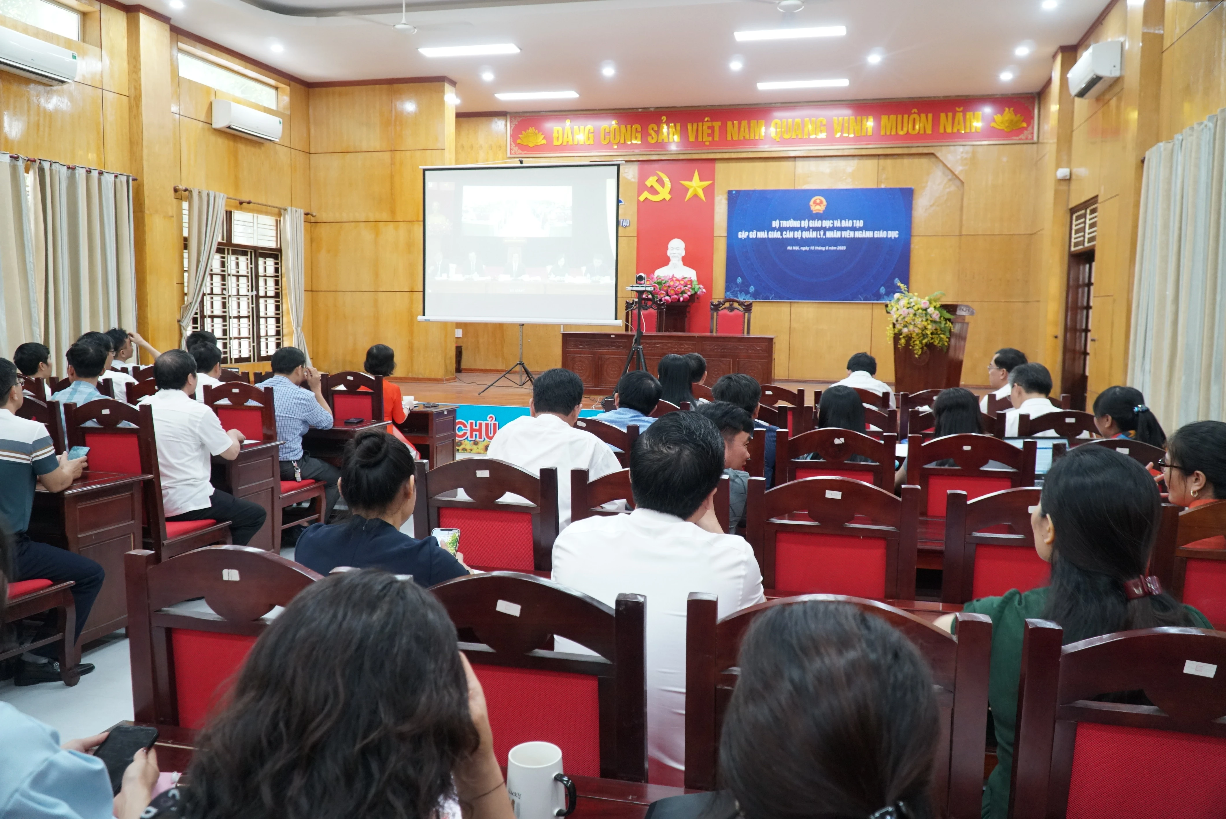 Cán bộ quản lý, Trung Tâm Đăng Nhập MM88 Chính Thức Mới tại điểm cầu Sở GD&ĐT Nghệ An dự hội nghị gặp gỡ Bộ trưởng Bộ GD&ĐT. Ảnh: Hồ Lài. Cán bộ quản lý, Trung Tâm Đăng Nhập MM88 Chính Thức Mới tại điểm cầu Sở GD&ĐT Nghệ An dự hội nghị gặp gỡ Bộ trưởng Bộ GD&ĐT. Ảnh: Hồ Lài.