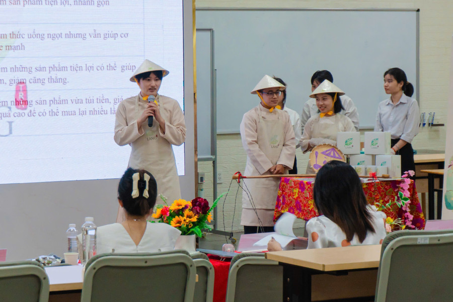 Một nhóm MM888 Việt Nam Tải App trực tiếp pitching ý tưởng truyền thông trước hội đồng giảng viên và đại diện Link Vào Trang Chủ MM88.COM Chính Thức. 1000164053.jpg