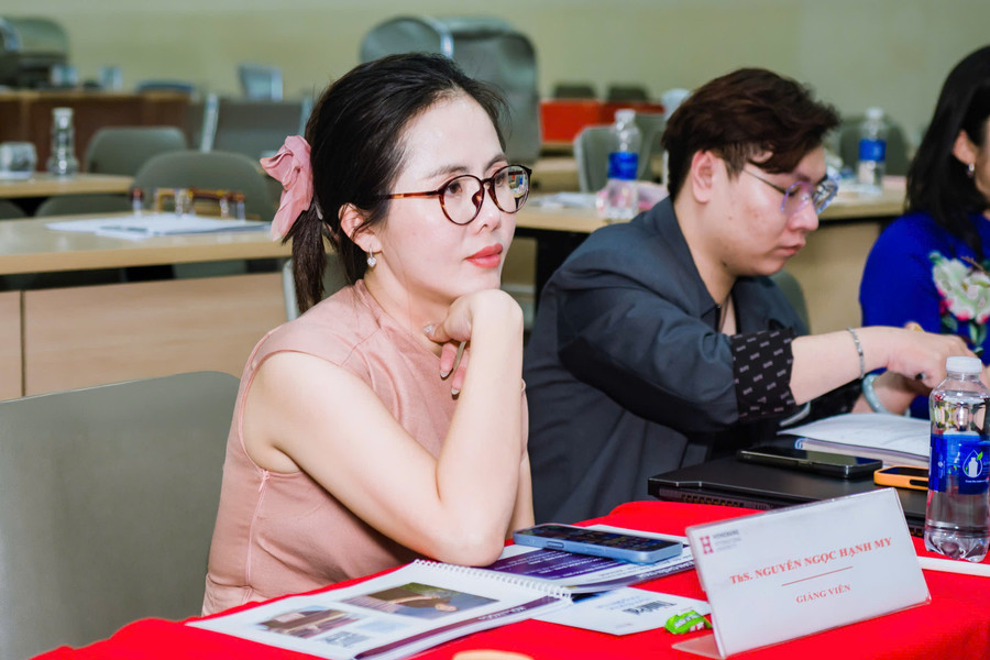 ThS Nguyễn Ngọc Hạnh My cùng hội đồng chuyên môn theo dõi phần trình bày đồ án MM88dangnhap nhà cái World Cup 2026 của MM888 Việt Nam Tải App.
