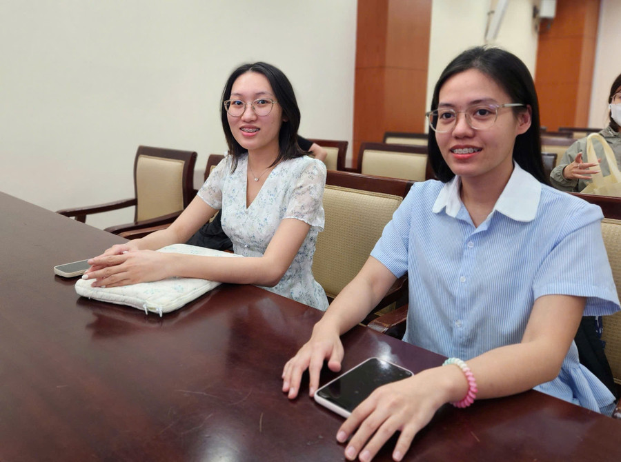 DS Đặng Thị Thanh Nhàn (phải) - khoa Ngoại Tiêu hóa - Bệnh viện Thống Nhất, cùng đồng nghiệp tham gia lớp tập huấn. z7453678312949-79a5205f8d5fb40c64374120c10922be.jpg