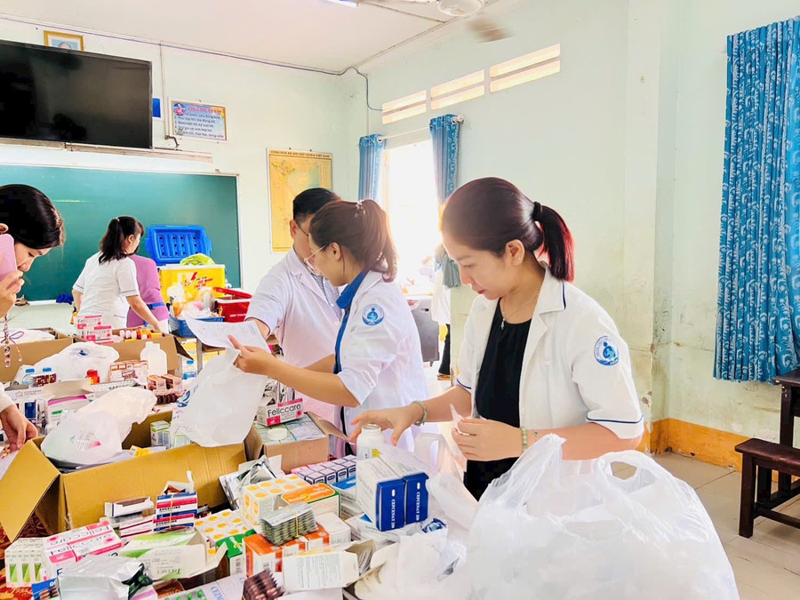 Hơn 30 y bác sĩ Bệnh viện Nhi đồng 1. 1000161064.jpg