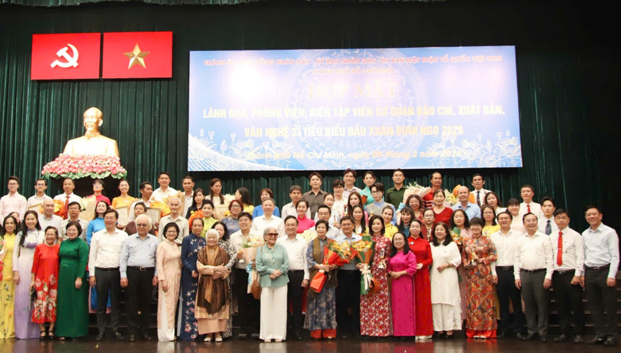 Lãnh đạo, phóng viên, biên tập viên cơ quan báo chí, xuất bản, văn nghệ sĩ tiêu biểu tham dự họp mặt đầu xuân Bính Ngọ 2026. z7589231996242-e19b0f2f2a9a813ed3a33a6f182c0979.jpg