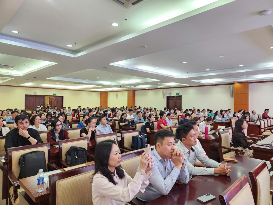 Các bác sĩ, dược sĩ, nhân viên y tế tham gia lớp tập huấn. z7453679949091-2edee4cd9e0db66c9e6d5c2c31ec6467.jpg