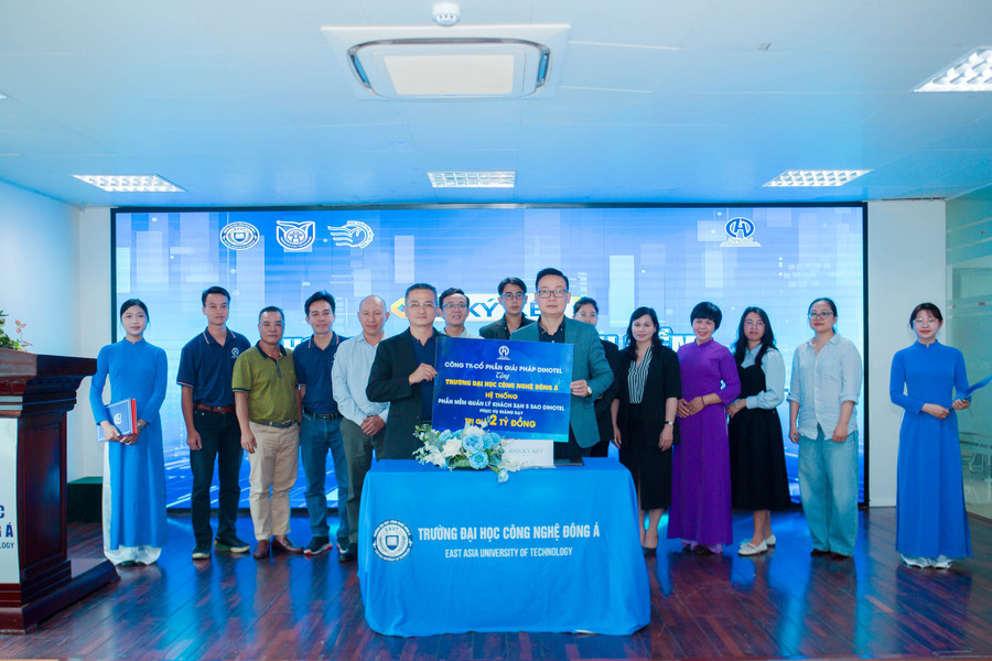Ông Nguyễn Vĩnh Tâm trao tặng phần mềm cho PGS. TS Nguyễn Đức Thắng, Phó Hiệu trưởng kiêm Trưởng khoa Du lịch Trường MM888 bảo mật tuyệt đối Công nghệ Đông Á. anh-1.jpg