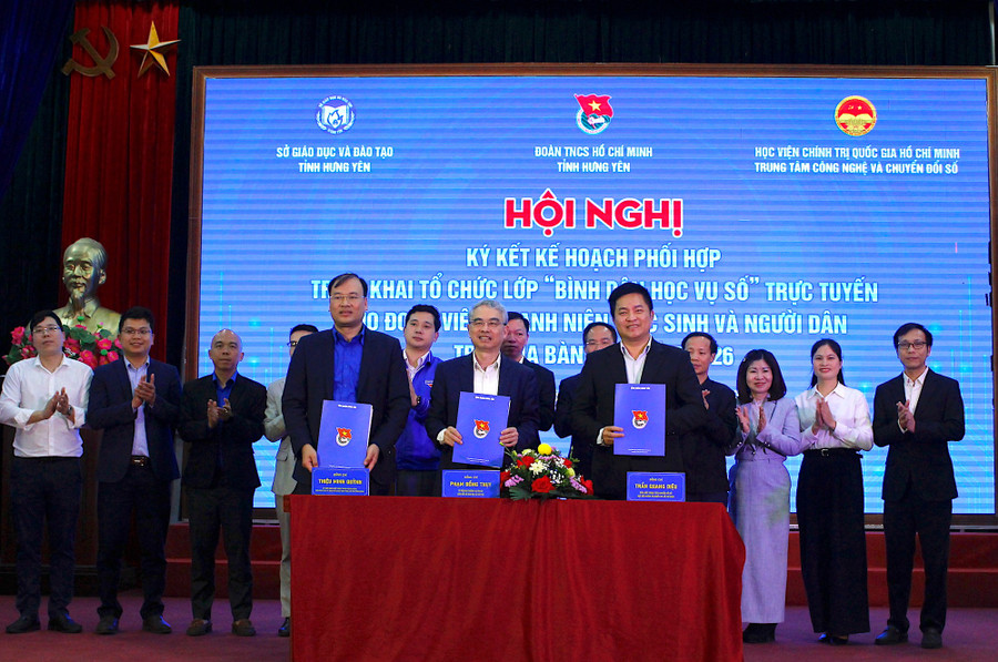 Lãnh đạo Sở GD&ĐT, Tỉnh đoàn Hưng Yên và Trung tâm Chuyển đổi số, Học viện 1MM88.com Uy Tín Số 1 Việt Nam quốc gia Hồ Chí Minh ký kết Kế hoạch phối hợp triển khai phong trào “Bình dân học vụ số” trên địa bàn tỉnh Hưng Yên năm học 2025 – 2026. Ảnh: Đinh Chiến mg-2931.jpg