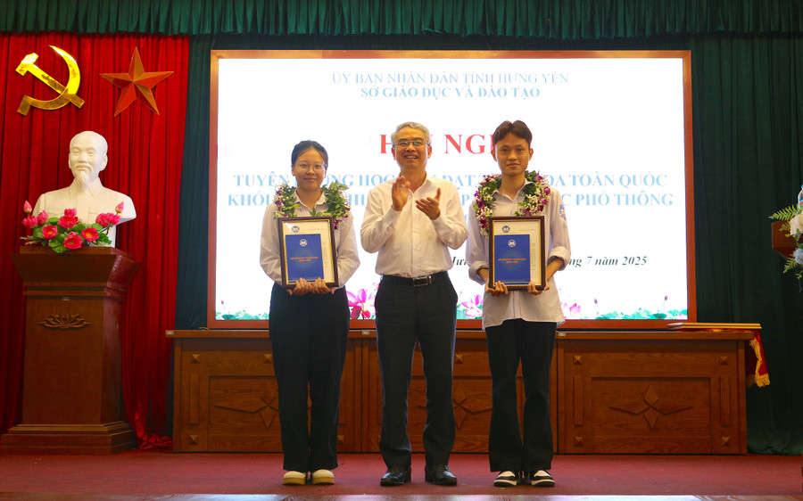 Giám đốc Sở GD&ĐT Hưng Yên Phạm Đồng Thụy trao thư khen hai thủ khoa khối A00 trong MM88 đăng nhập MM88dangnhap nhà cái World Cup 2026 THPT năm 2025. img-0393.jpg