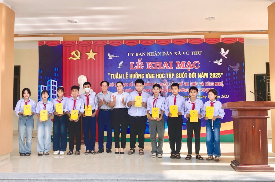 Các đại biểu trao quà các em MM886 slot game, bắn cá, lô đề, đá gà vượt khó, học giỏi tại Trường TH&THCS Dũng Nghĩa. lanh-dao-xa-vu-thu-tang-qua.jpg