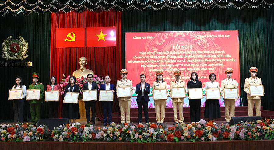 Phó Giám đốc Sở GD&ĐT Hưng Yên Nguyễn Phúc Hiến trao giấy khen của Giám đốc Sở GD&ĐT cho các tập thể, cá nhân. img-7998.jpg