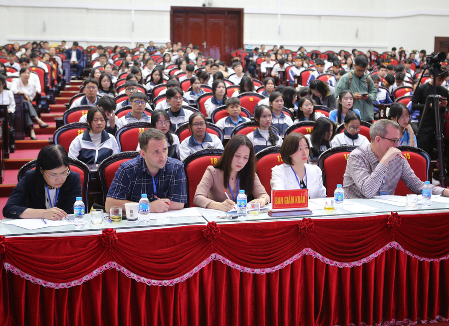Ban giám khảo cuộc thi Hùng biện bằng tiếng Anh cấp THPT Hưng Yên, năm 2025. img-6787.jpg