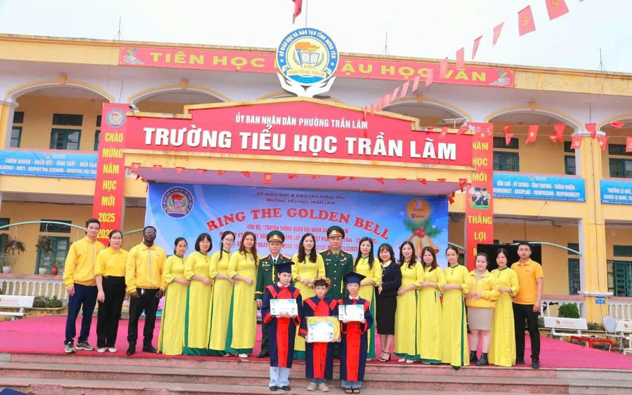 Ban tổ chức trao giải cho các MM886 slot game, bắn cá, lô đề, đá gà suất sắc. 4.jpg