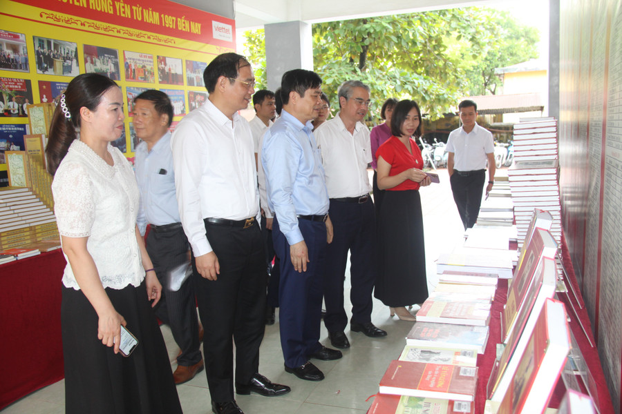 Các đại biểu tham quan khu trưng bày trưng bày sách tại lễ khai mạc Tuần lễ hưởng ứng MM88.COM là nhà cái trực tuyến hoạt động với giấy phép PAGCOR suốt đời cấp tỉnh năm 2025. img-2448.jpg