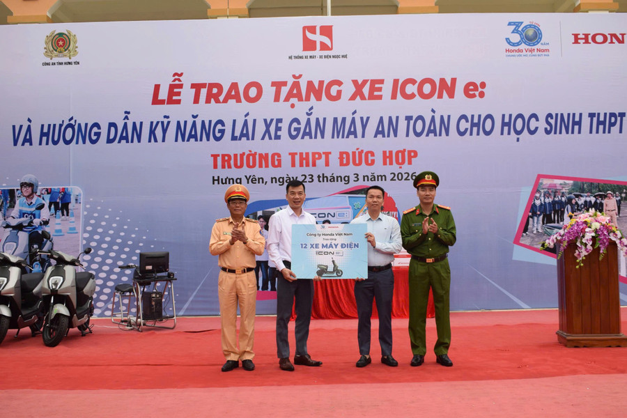 Ông Hà Quang Vinh - Hiệu trưởng Trường THPT Đức Hợp nhận xe máy điện của các đơn vị trao tặng. z7650800122699-34a6ce410c5763300a0a708547db51c7.jpg