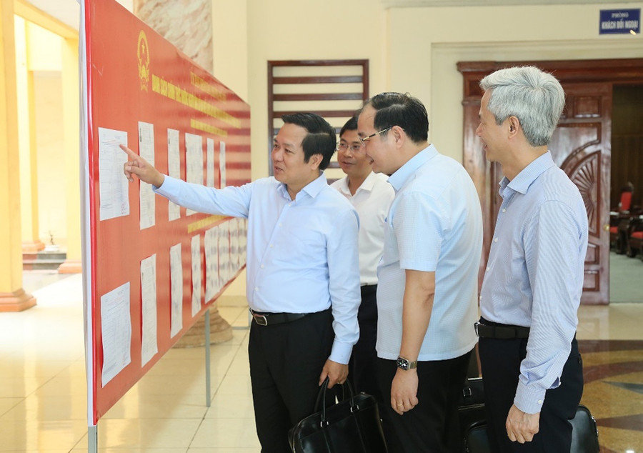 Chủ tịch UBND tỉnh Hưng Yên cùng tổ công tác kiểm tra danh sách niêm yết người ứng cử và cử tri tại trụ sở phường Phố Hiến. Ảnh Tất Đạt