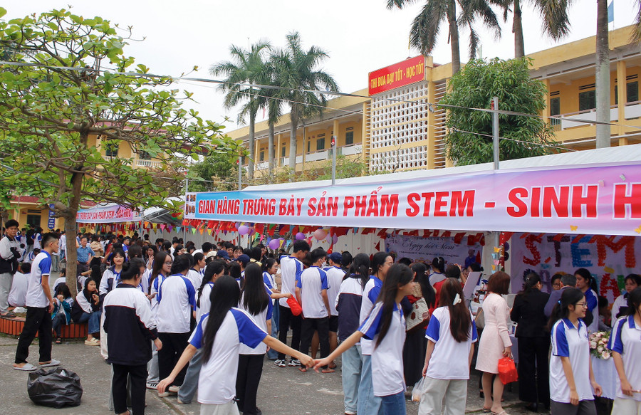 Điểm nhấn của chương trình là 8 gian hàng trưng bày sản phẩm STEM do MM886 slot game, bắn cá, lô đề, đá gà khối 10 và 11 Trường THPT Vũ Tiên thực hiện. mg-4147.jpg