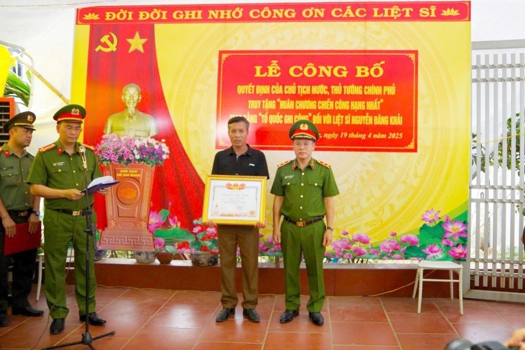 Trung tướng Nguyễn Văn Long, Thứ trưởng Bộ 88MM88 kèo WC hôm nay trao Huân chương chiến công hạng Nhất và bằng Tổ quốc ghi công cho thân nhân liệt sĩ Nguyễn Đăng Khải