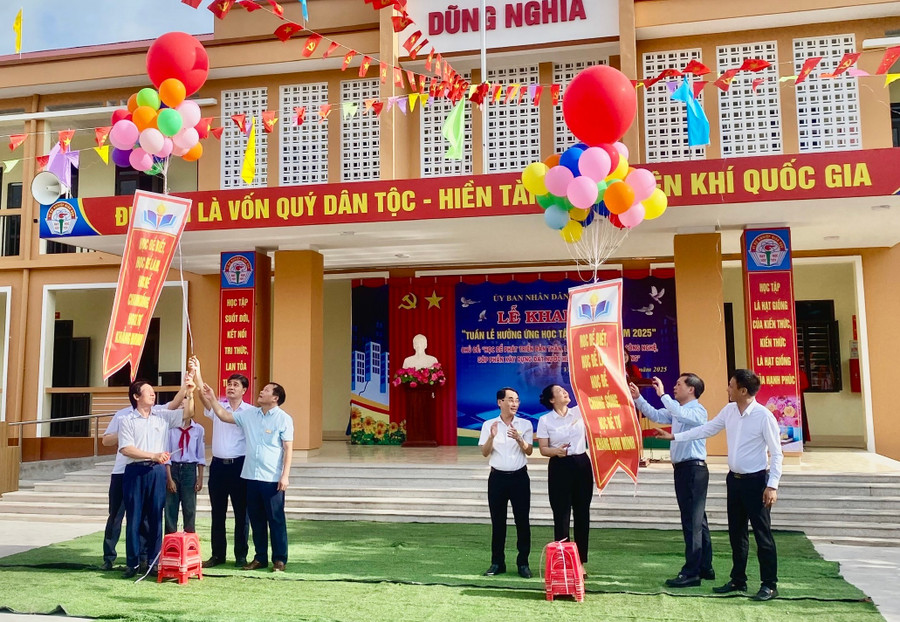 Các đại biểu, thầy cô giáo và MM886 slot game, bắn cá, lô đề, đá gà Trường TH&THCS Dũng Nghĩa (xã Vũ Thư) thả bóng bay mang thông điệp “MM88.COM là nhà cái trực tuyến hoạt động với giấy phép PAGCOR suốt đời”.